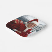 Weihnachtsmann Trump mit roter Geschenktasche Pappteller (Gewinkelt)