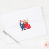 Weihnachtsmann und Mädchen mit einem Geschenkbeute Quadratischer Aufkleber (Umschlag)