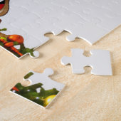 Weihnachtsmann und Rentiere hinter einem Weihnacht Puzzle (Seite)