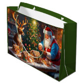 Weihnachtsmann und Rentiere machen Lebkuchenhaus Große Geschenktüte (Rückseite Schrägansicht)