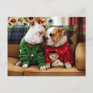 Weihnachtsmänner in Sweatern Einladungspostkarte
