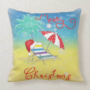 Weihnachtsmannhut am Strand mit Schneeflocken Kissen
