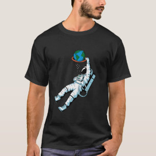 Weihnachtsmannmütze Astronautin Dunking Earth Bask T-Shirt