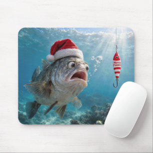 Weihnachtsmannmütze auf einem großen Fisch Mousepad
