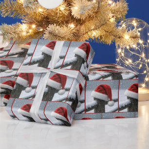 Weihnachtsmannmütze auf einem schneebedeckten Zaun Geschenkpapier