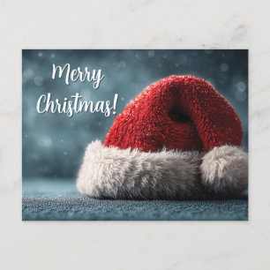 Weihnachtsmannmütze auf schneebedeckter Oberfläche Feiertagspostkarte