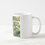 Weihnachtsmannmütze Bulldog Christmas Tree Snowman Kaffeetasse<br><div class="desc">Niedliches Bulldog Foto mit der Weihnachtsbaum Snowman Geschenkboxen im Hintergrund. Ein perfektes Geschenk für Weihnachten!</div>
