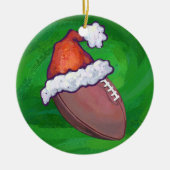 Weihnachtsmannmütze Football auf Grün Keramik Ornament (Vorne)