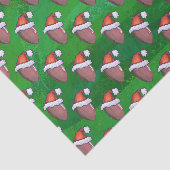 Weihnachtsmannmütze-Fußball auf Grün Seidenpapier (Ausschnitt)