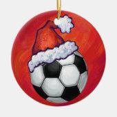 Weihnachtsmannmütze Fußball auf Rot Keramik Ornament (Vorne)