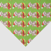 Weihnachtsmannmütze trägt Süßigkeiten aus rot-grün Seidenpapier (Ausschnitt)