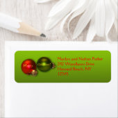 Weihnachtsmarken mit roten und grünen Ornamenten (Insitu)