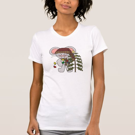 Weihnachtsmaus schmückt den Baum T-Shirt (Vorderseite)
