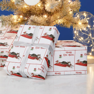 Weihnachtsmaus zieht eine Katze unter der Mistelzw Geschenkpapier