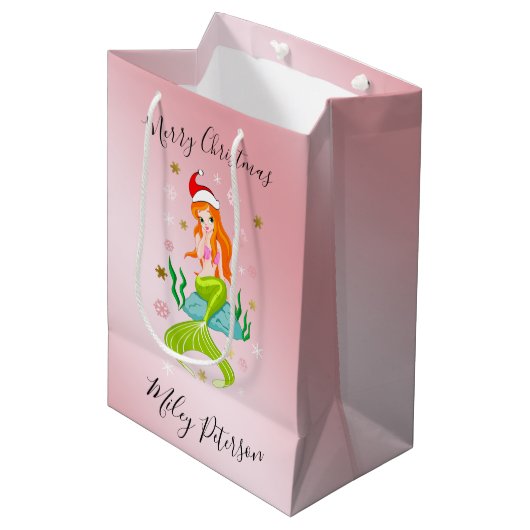 WeihnachtsMeerjungfrau & Schneeflocken personalisi Mittlere Geschenktüte (Vorderseite Schrägansicht)