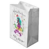 WeihnachtsMeerjungfrau & Schneeflocken personalisi Mittlere Geschenktüte (Rückseite Schrägansicht)