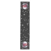 Weihnachtsmeisterschaft der heißen Schokolade Mittelgroßer Tischläufer (Vorderseite)