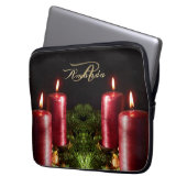 Weihnachtsmonogramm rote Kerzen Winterfeiertage Laptopschutzhülle (Vorderseite Links)
