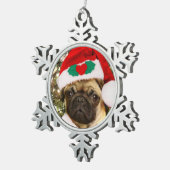 WeihnachtsMopshund Schneeflocken Zinn-Ornament (Rechts)