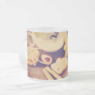 Weihnachtsmotiv mit Keksen, Süßigkeiten und Gewürz Mattglastasse