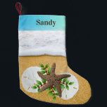 Weihnachtsmuscheln am Strand Doppelseitig Kleiner Weihnachtsstrumpf<br><div class="desc">Weihnachtsweihnachtsfeiertag zum Thema Strand links oder rechts,  mit Design und Namen auf beiden Seiten bedruckt.  Der Hintergrund ist mit zwei großen Sandkörnern und Seestern verziert.  Grüne,  heilige Blätter mit roten Beeren liegen zwischen den Muscheln.  Der Name wird über einen Farbverlauf,  blau-grün Streifen oben gedruckt.</div>