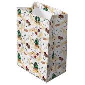 Weihnachtsmuster auf Weiß Mittlere Geschenktüte (Rückseite Schrägansicht)