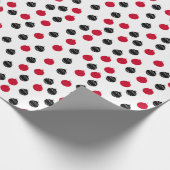 Weihnachtsmuster in roten, schwarzen Zierballen Geschenkpapier (Ecke)