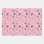 Weihnachtsmuster mit Geschenken und Ornamenten Geschenkpapier Set (Vorderseite)