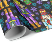 Weihnachtsmuster mit Nussknacker und Schneeflocken Geschenkpapier (Rolleneckpunkt)