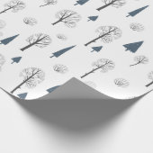 Weihnachtsmuster von blau, schwarze Bäume auf weiß Geschenkpapier (Ecke)