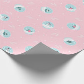 Weihnachtsmuster von magischen Schneebällen auf ro Geschenkpapier (Ecke)