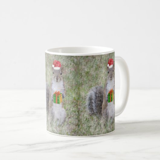 Weihnachtsniedliches Eichhörnchen mit dem Geschenk Kaffeetasse (VorderseiteRechts)