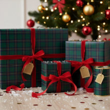Weihnachtspapier mit dunkelgrünem Schottenmuster