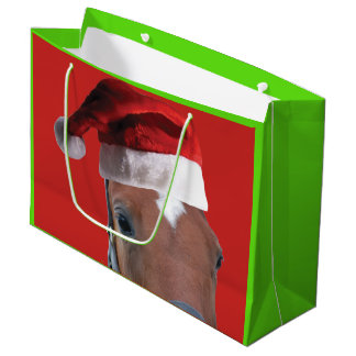Weihnachtspferd mit einem Weihnachtshut Große Geschenktüte