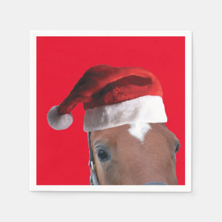 Weihnachtspferd mit einem Weihnachtshut Serviette