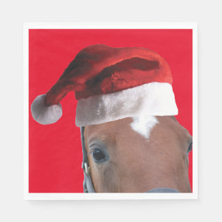 Weihnachtspferd mit einem Weihnachtshut Serviette