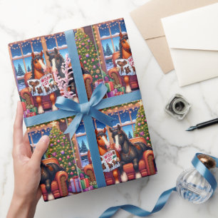 Weihnachtspferde auf Sofa mit neuem Sattelseherbuc Geschenkpapier