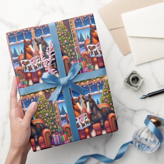 Weihnachtspferde auf Sofa mit neuem Sattelseherbuc Geschenkpapier (Schenken)