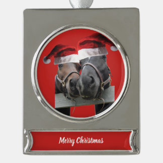 Weihnachtspferde mit Weihnachtsmannmützen Banner-Ornament Silber
