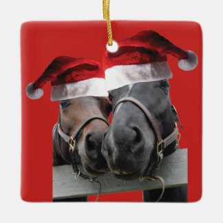 Weihnachtspferde Tragen von Weihnachtsmannmützen Keramikornament
