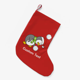 Weihnachtspinguin bekommt eine Schneeball Kleiner Weihnachtsstrumpf