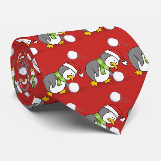 Weihnachtspinguin bekommt eine Schneeball Krawatte (Gerollt)