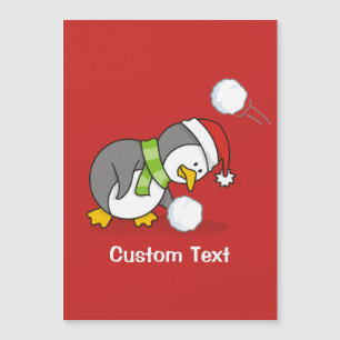 Weihnachtspinguin bekommt eine Schneeball Magnetkarte