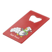Weihnachtspinguin mit Schneebälle schwingen Kreditkartenflaschenöffner (Vorderseite Schrägansicht)