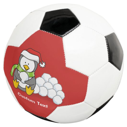 Weihnachtspinguin sitzend mit Schneebälle Fußball (Dreiviertel)