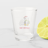 Weihnachtspinguin sitzend mit Schneebälle Schnapsglas (Rückseite)
