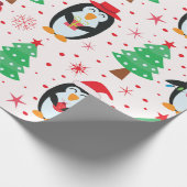 Weihnachtspinguine mit Pine Trees Pattern Geschenkpapier (Ecke)