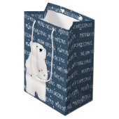 Weihnachtspolarbär auf Sternen Mittelgeschenktasch Mittlere Geschenktüte (Vorderseite Schrägansicht)