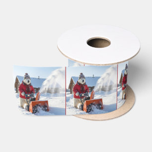 Weihnachtspolarbär, der einen Schneefräser schiebt Satinband