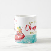 Weihnachtspoolparty mit dem Weihnachtsmann Kaffeetasse (Mittel)
